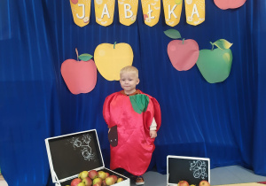 Szymon w stroju jabłka
